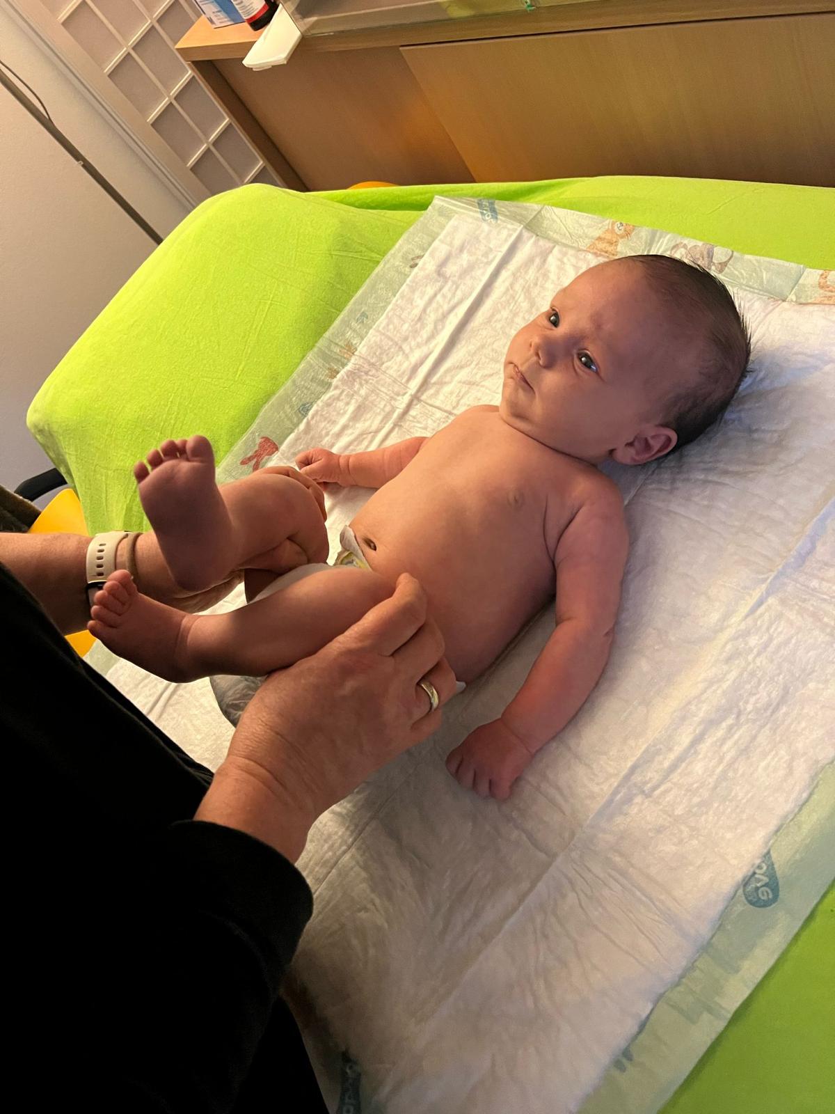 Osteopathische Behandlung eines Säuglings in der Praxis am Wald