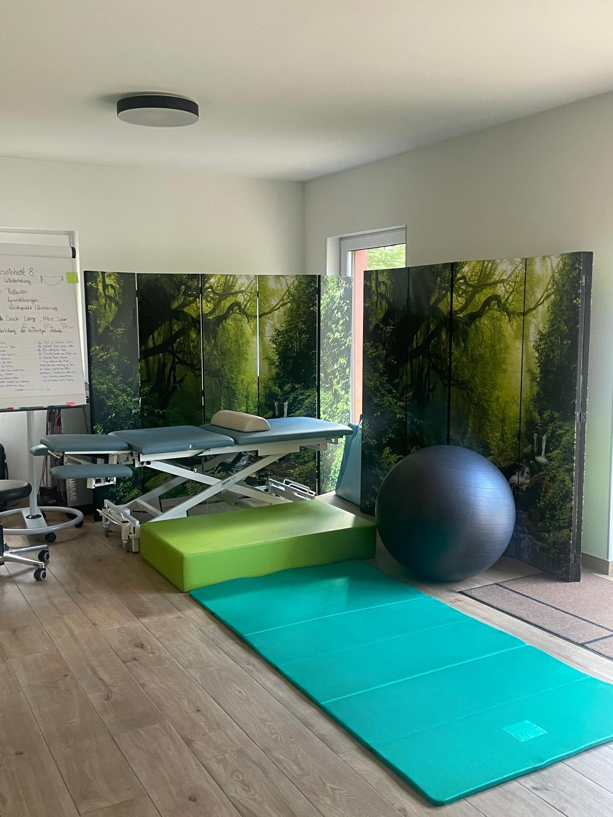 Behandlungsraum der Praxis am Wald