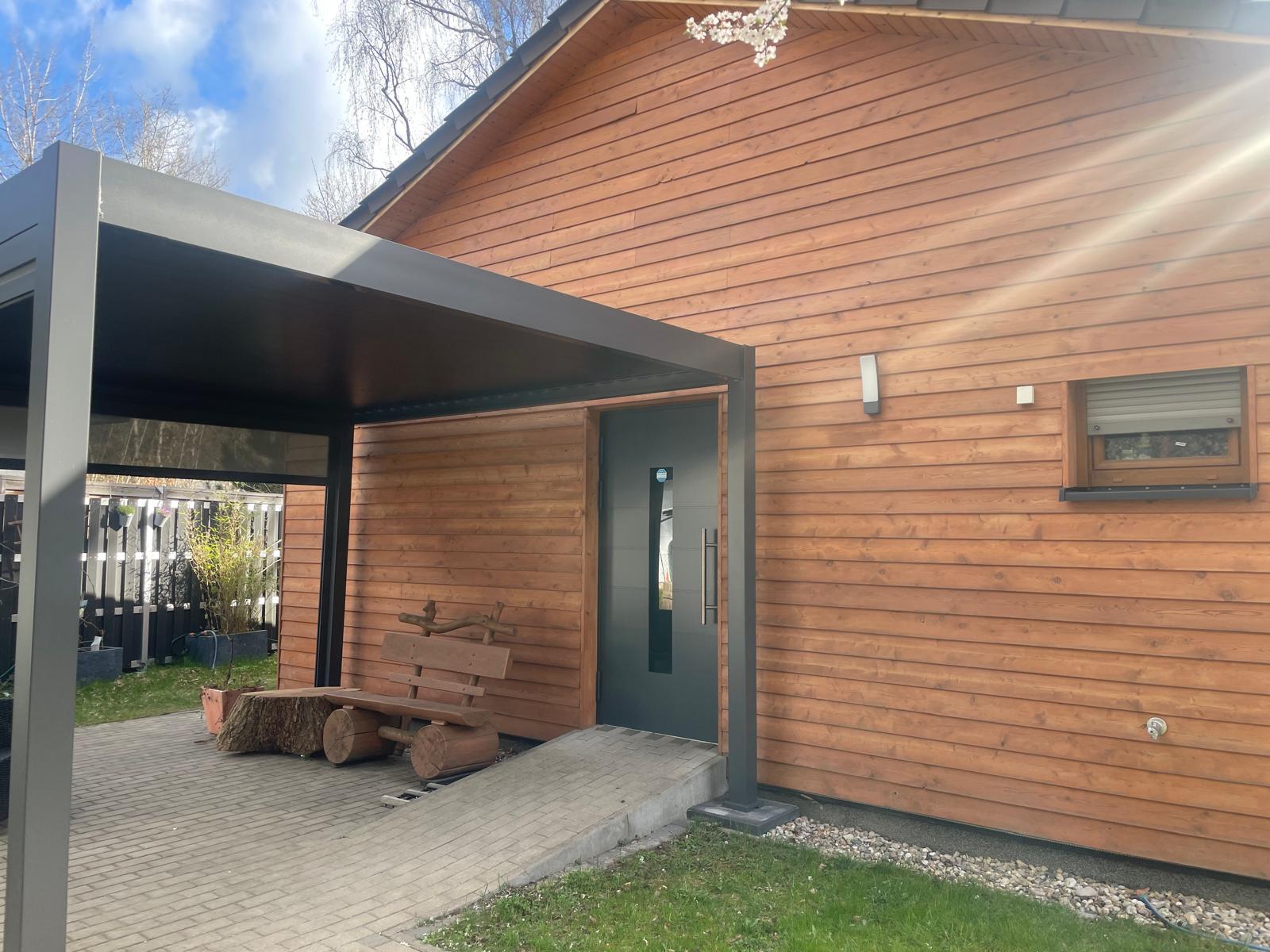 Eingang zur Praxis – Holzhaus